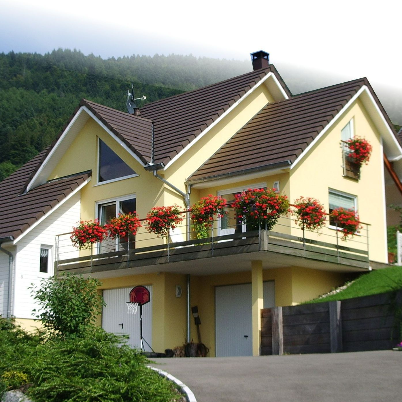 Maison à ossature en bois avec terrasse à l'étage