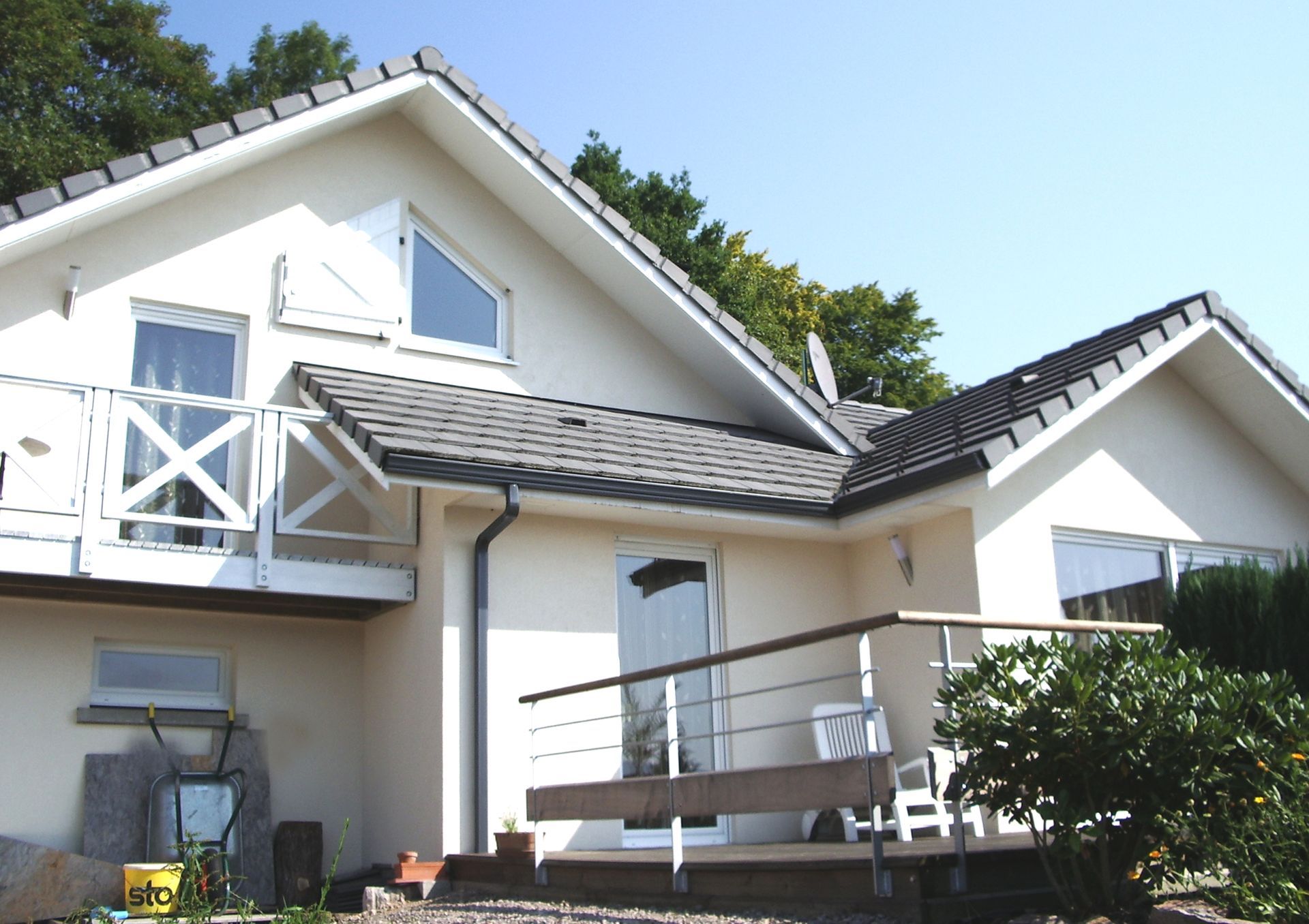 Maison à ossature en bois, tournée vers le soleil