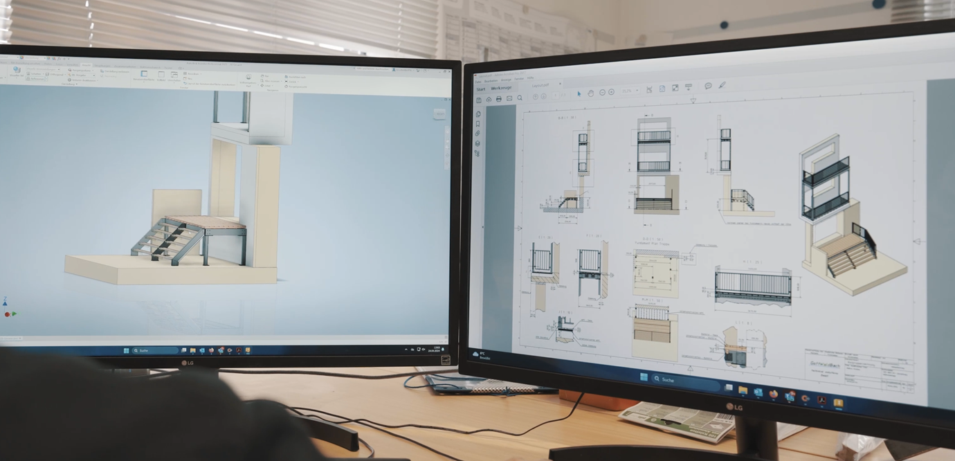 Eine Person arbeitet an einem Computerdesign. Auf zwei Monitoren auf einem Schreibtisch werden 3D-Modelle von Möbeldesigns angezeigt.