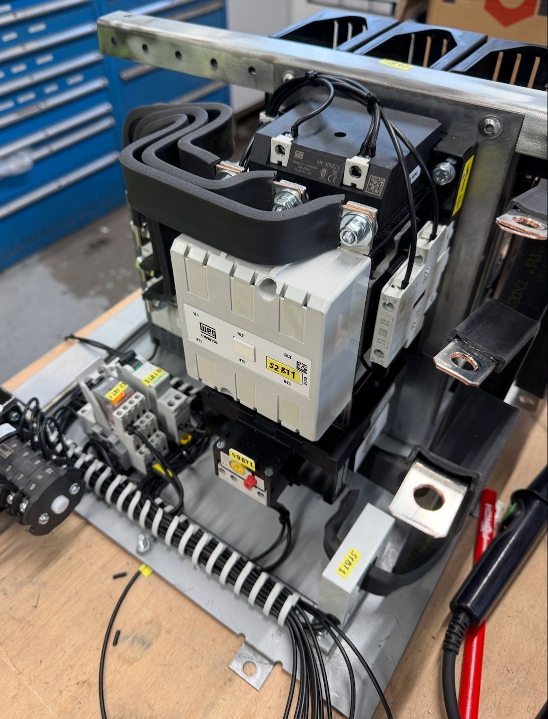 Elektrisches Bedienfeld mit Leistungsschaltern, Verkabelung und Sammelschienen.