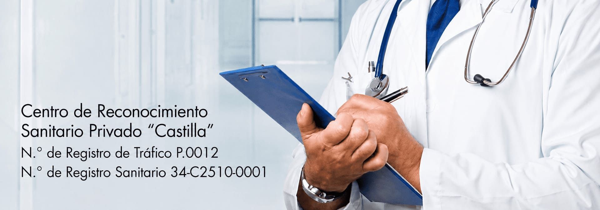 Médico sosteniendo un portapapeles azul con el texto de contacto de la clínica sobre un fondo azul claro.
