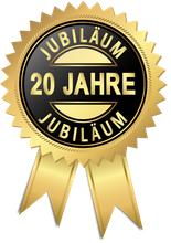 Ein runder, schwarz umrandeter Siegelring mit Bändern, auf dem in Goldschrift „JUBILÄUM“ und „20 JAHRE“ steht.