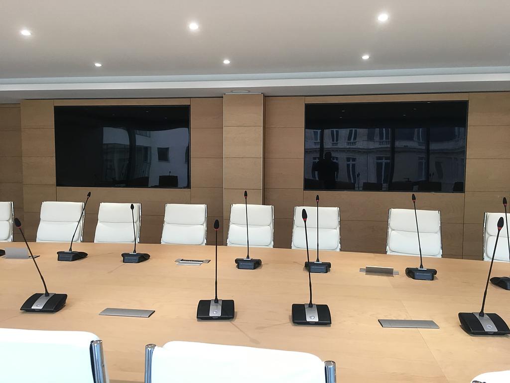 Salle de réunion avec visioconférence