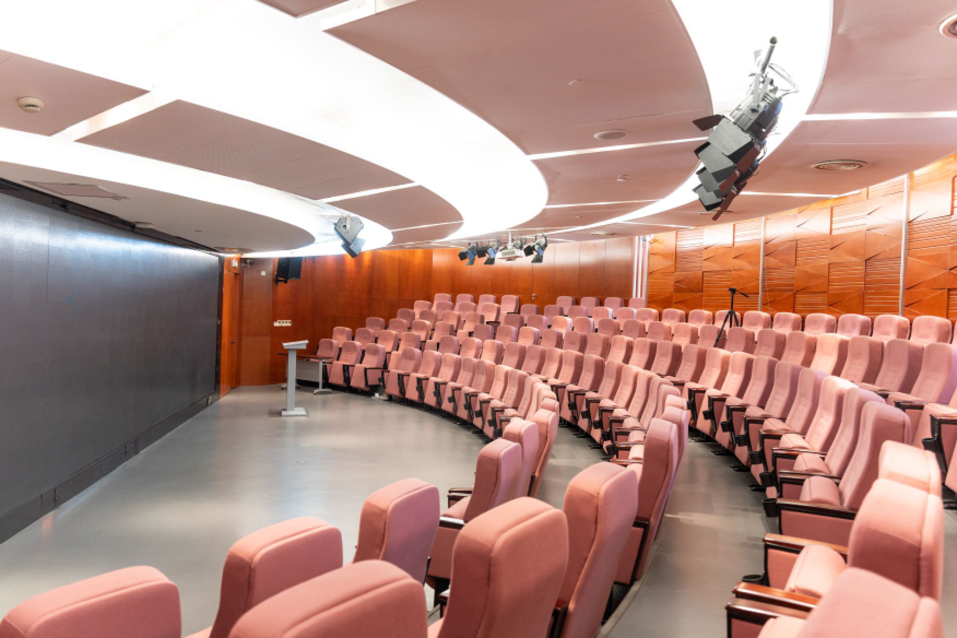 Auditorium moderne vide.