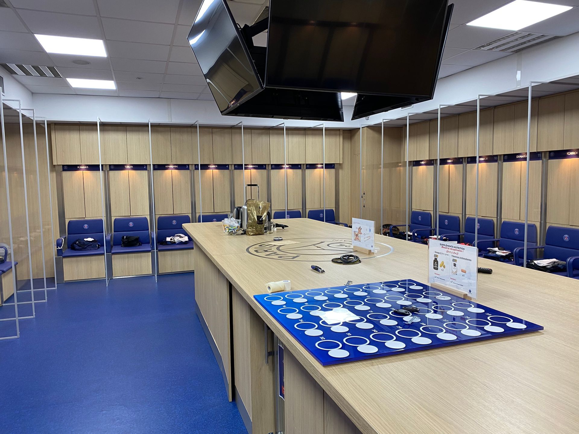 Affiche dynamique aux vestiaires du PSG