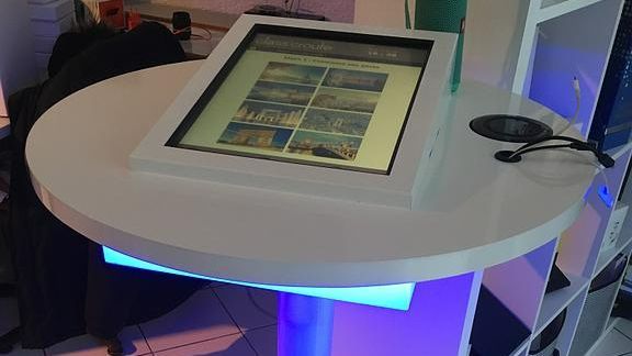 Table avec écran