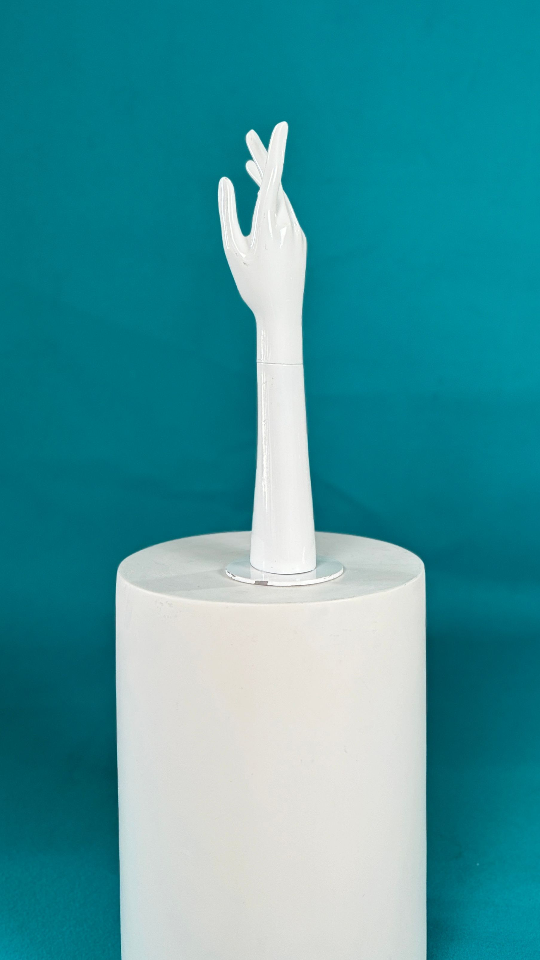 Una mano blanca sobresale de un rollo de papel higiénico.