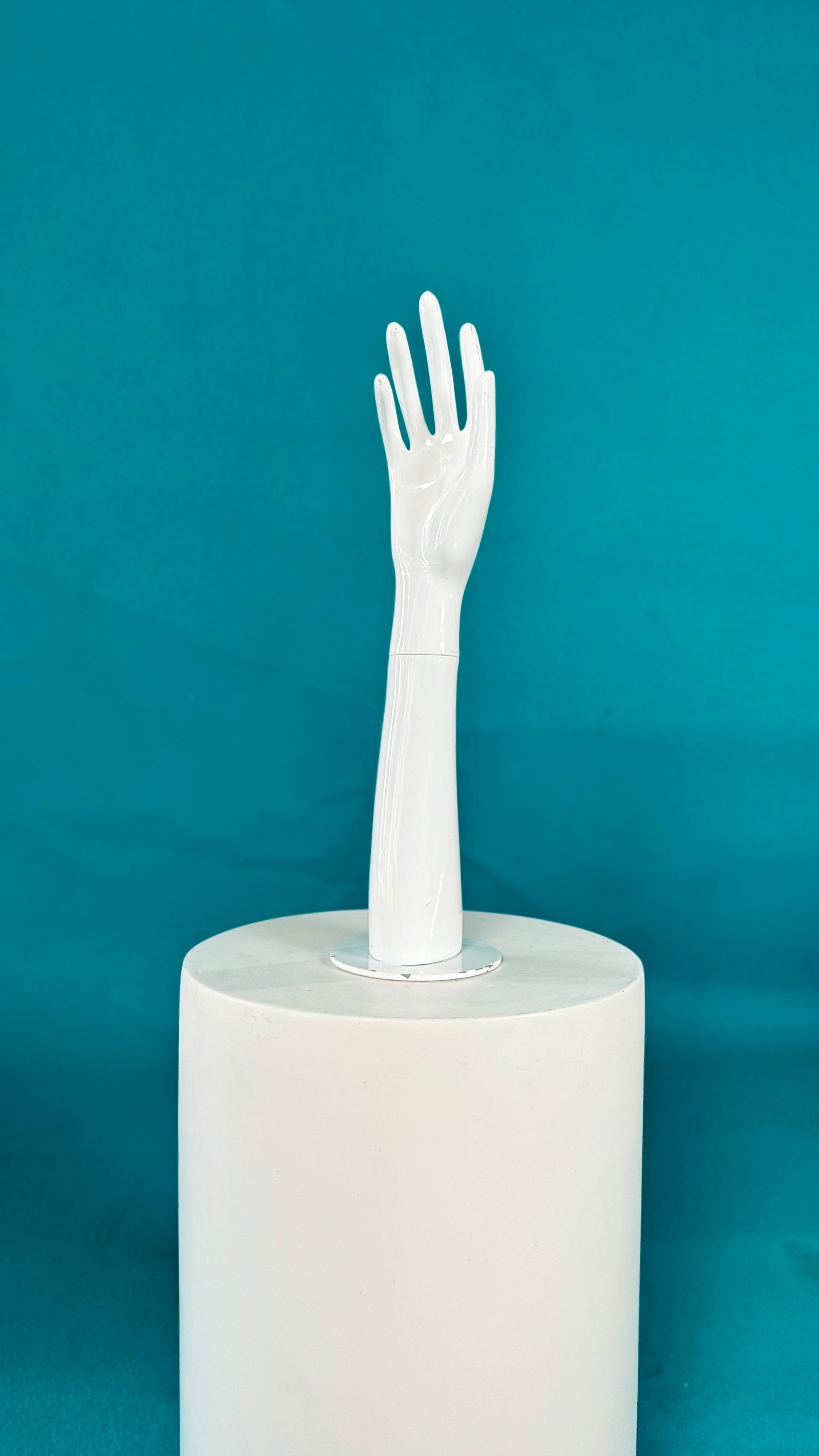 Una mano blanca sobresale de un rollo de papel higiénico.