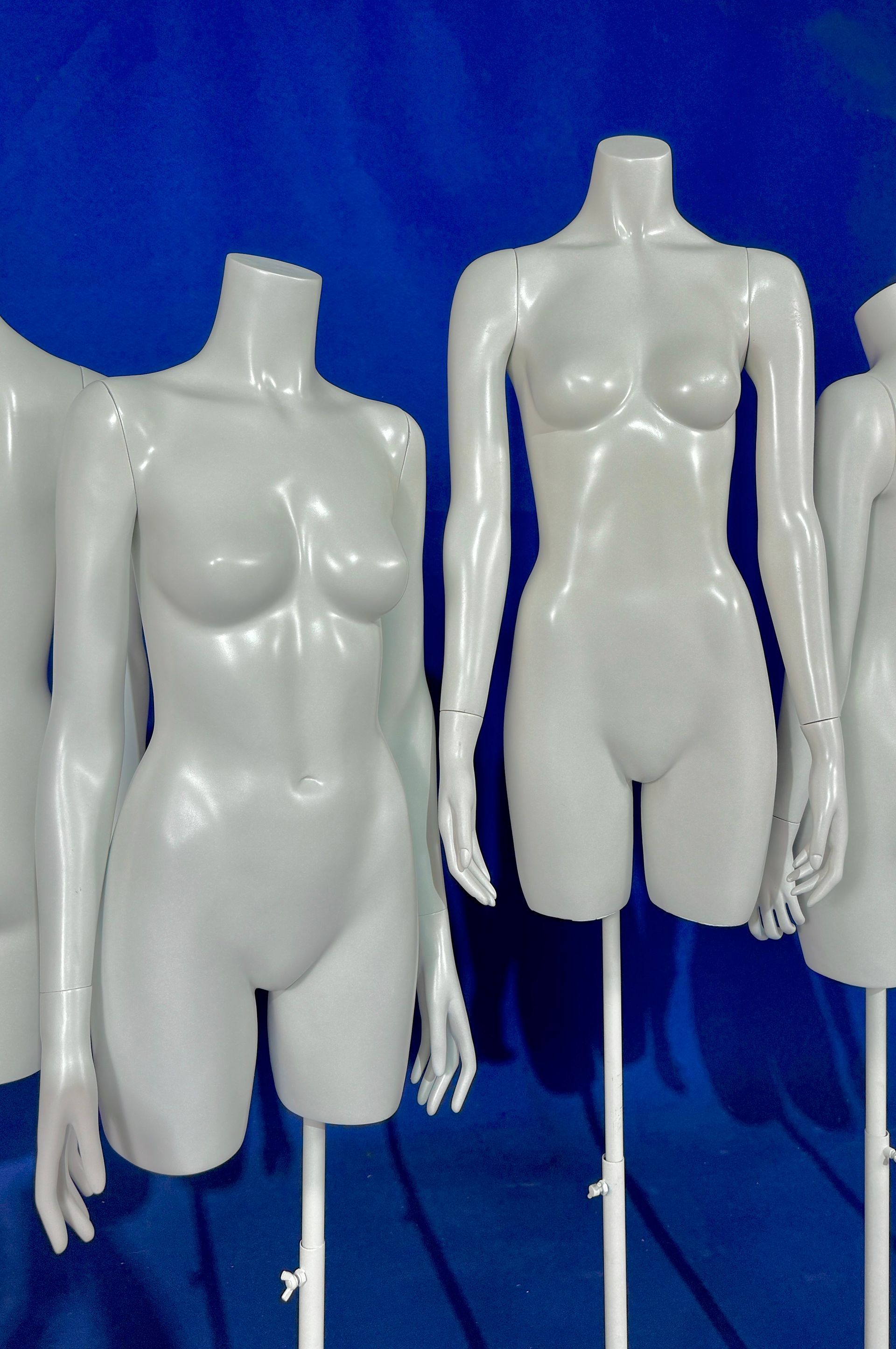 Un grupo de maniquíes femeninos blancos de pie uno al lado del otro