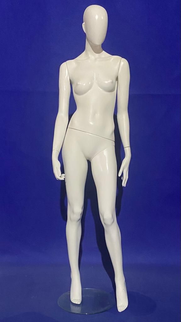 Un maniquí femenino blanco está de pie sobre un fondo azul.