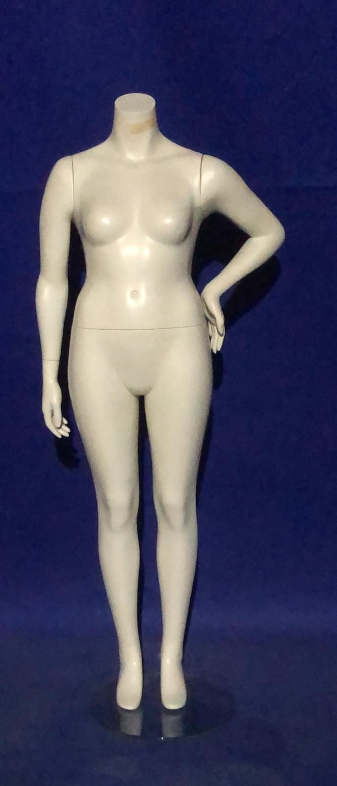 Un maniquí blanco sin cabeza está de pie sobre un fondo azul.
