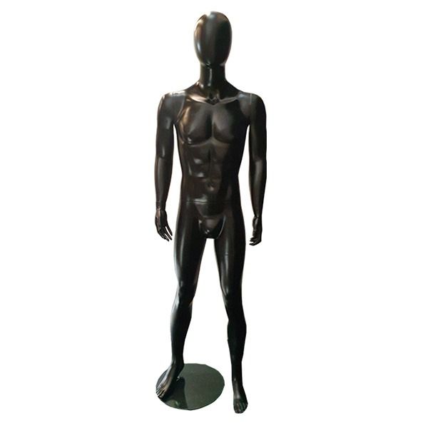 Un maniquí negro está de pie sobre un soporte sobre un fondo blanco.