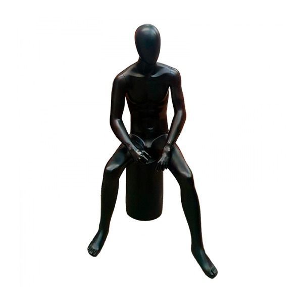 Un maniquí negro está sentado sobre un objeto negro.