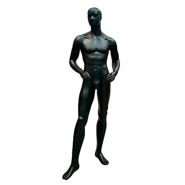 Un maniquí masculino negro está de pie con las manos en los bolsillos sobre un fondo blanco.