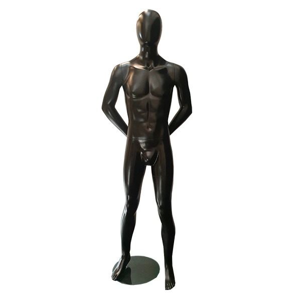 Un maniquí negro está de pie con las manos en las caderas.