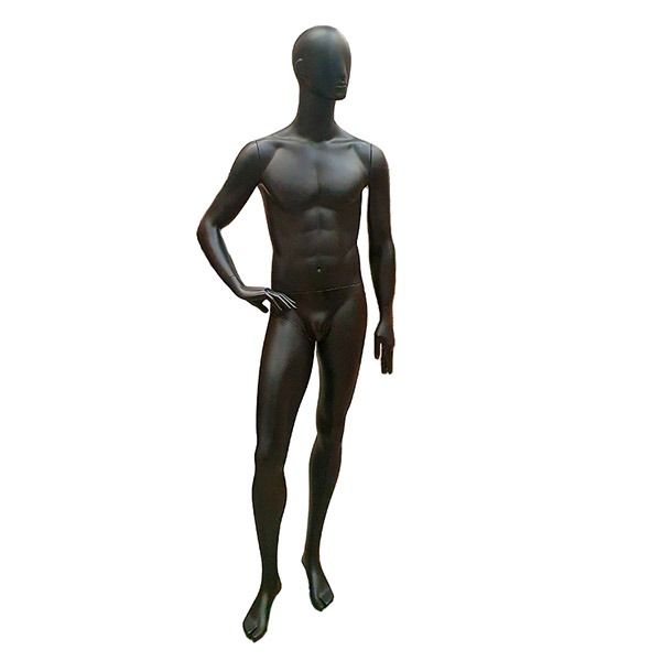Un maniquí masculino negro está de pie con su mano en la cadera.
