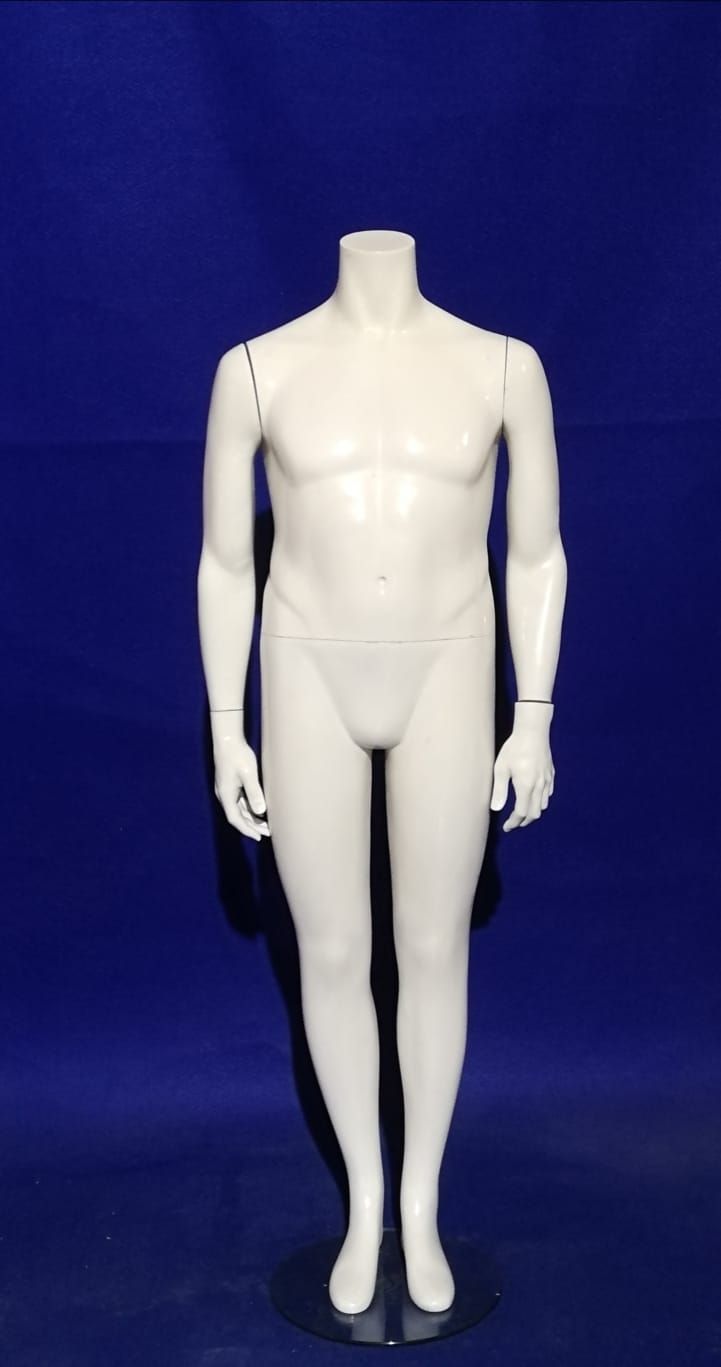 Un maniquí blanco sin cabeza está de pie sobre un fondo azul.