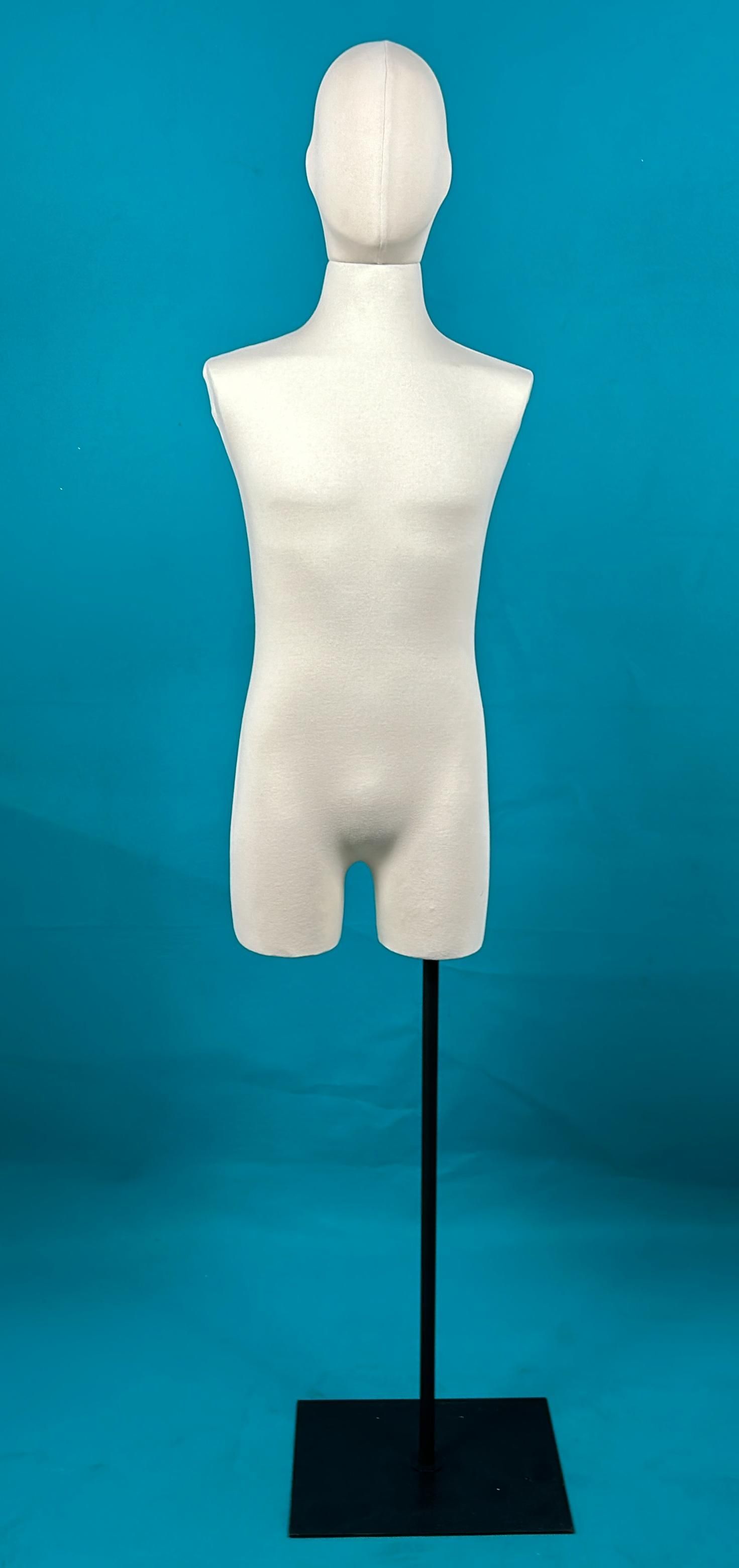 Un maniquí blanco con una cabeza sobre un soporte sobre un fondo azul.