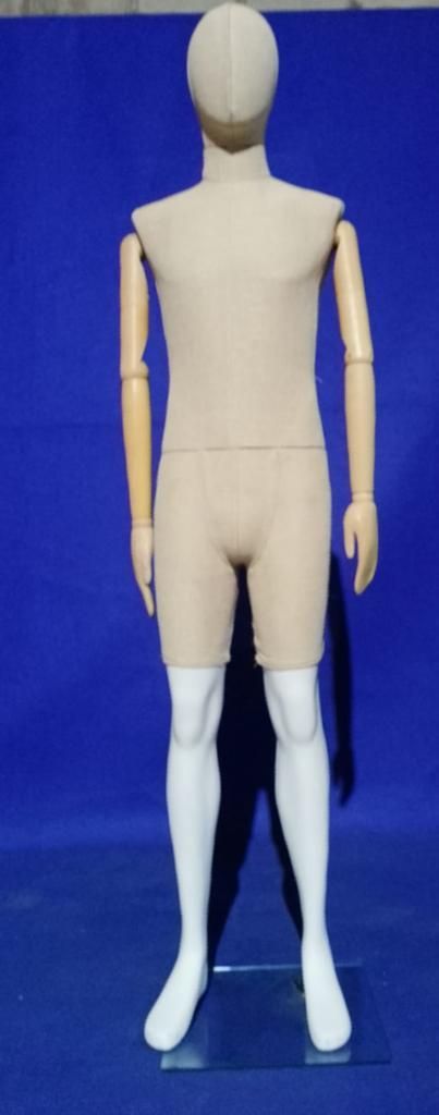 Un maniquí está de pie delante de un fondo azul.