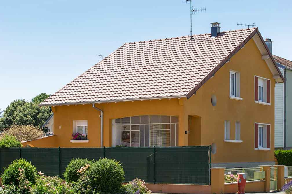Une maison avec des murs orangés