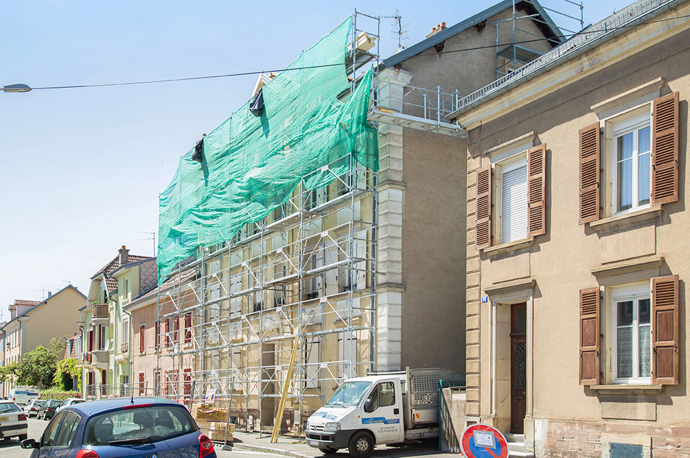 Des travaux de toiture sur un immeuble