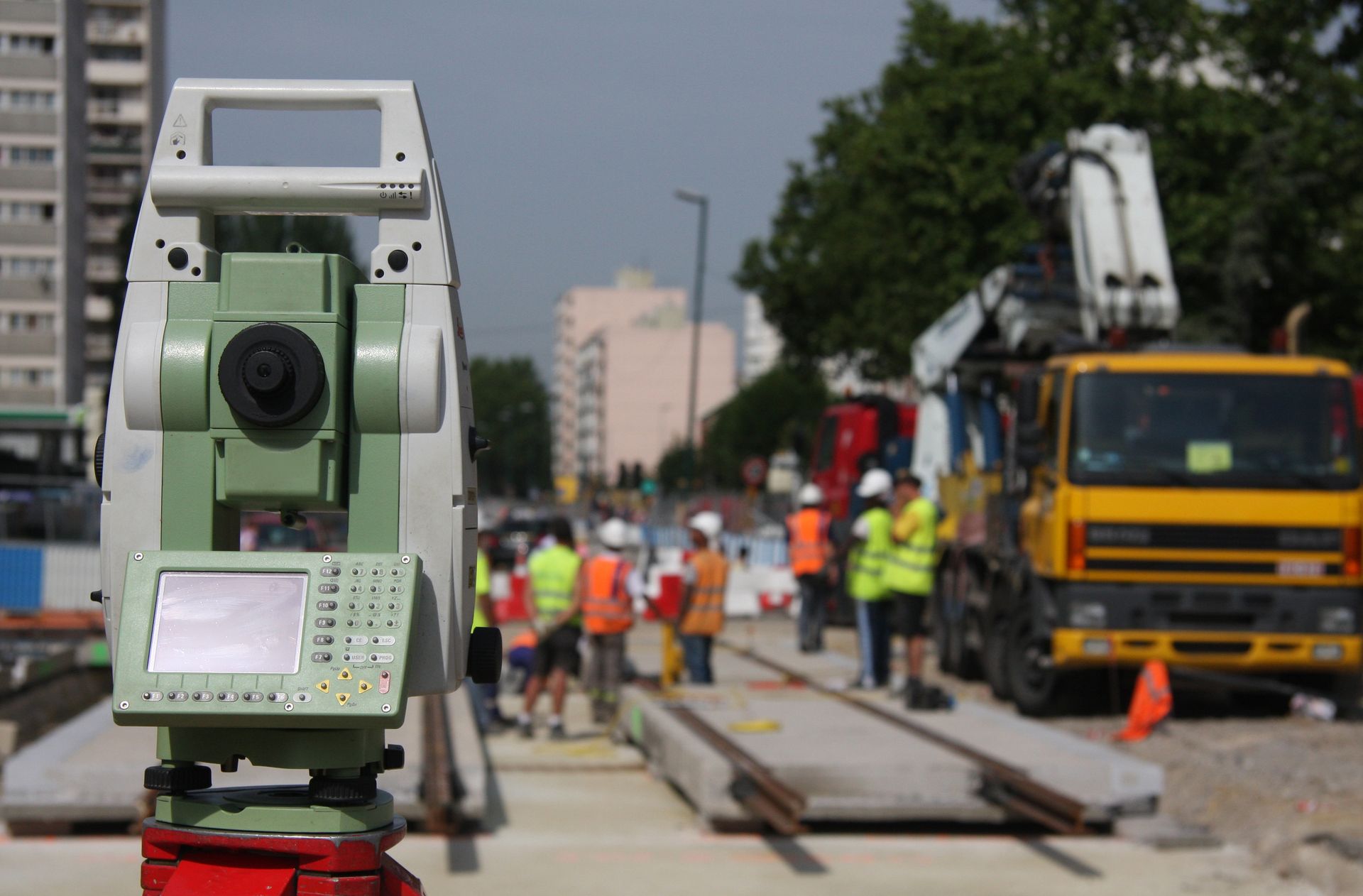 Matériel topographique de type station totale sur un chantier de construction.