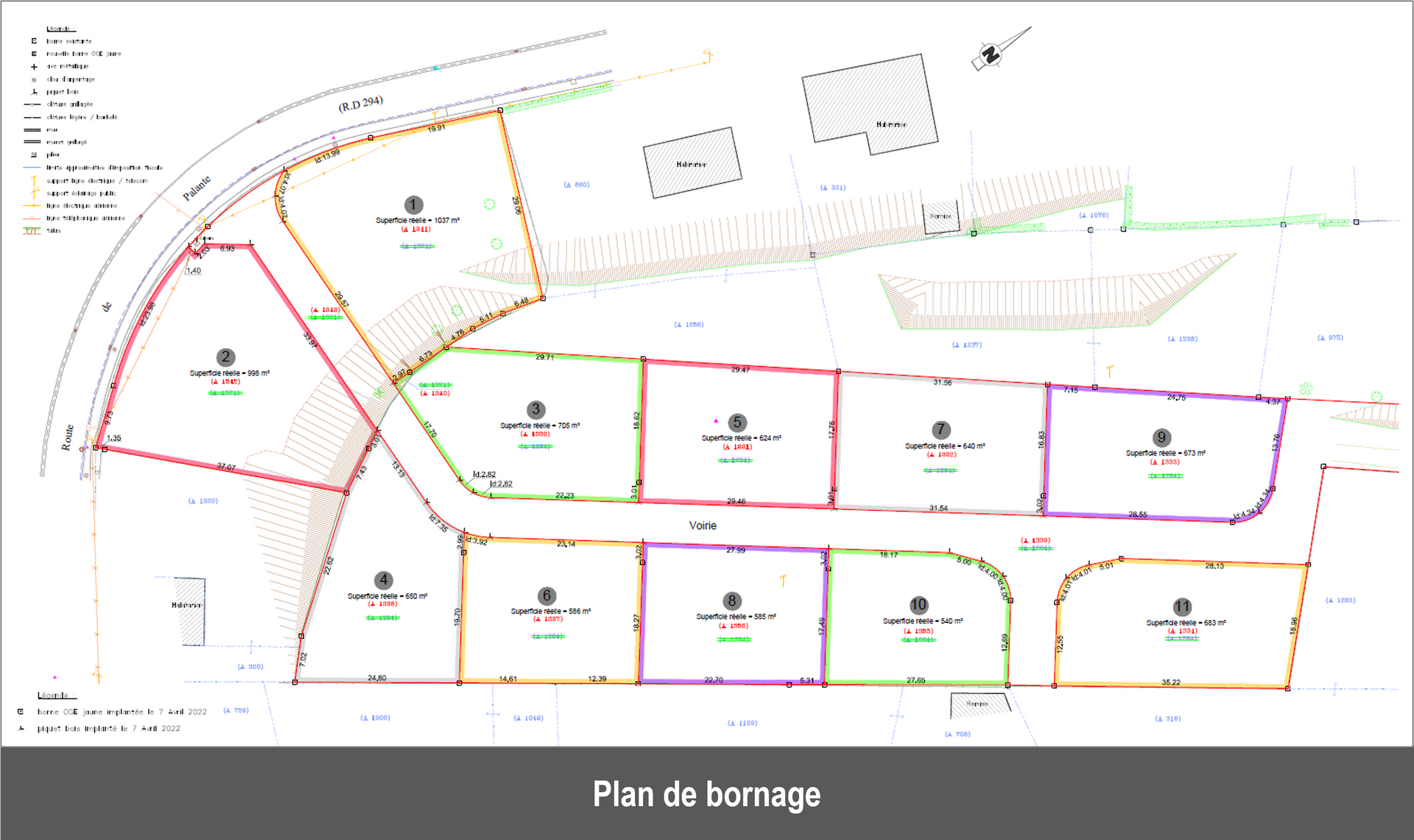 Un plan de bornage montrant des parcelles de terrain colorées, des routes et des bâtiments.