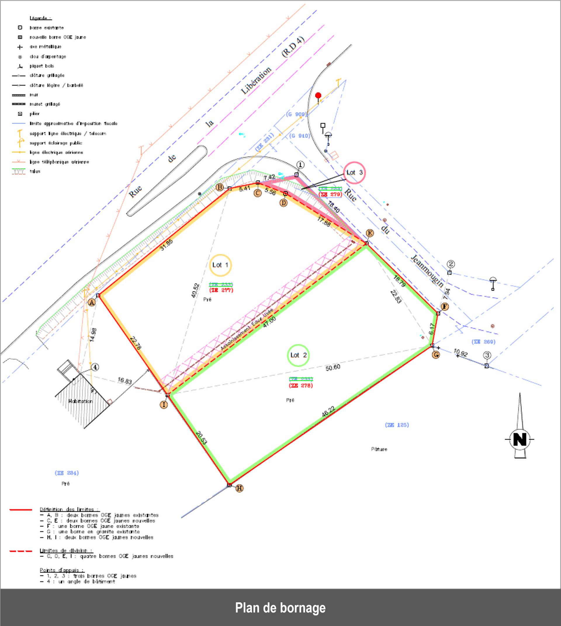 Plan du site avec la route, les bâtiments et les limites de la propriété délimités en vert.