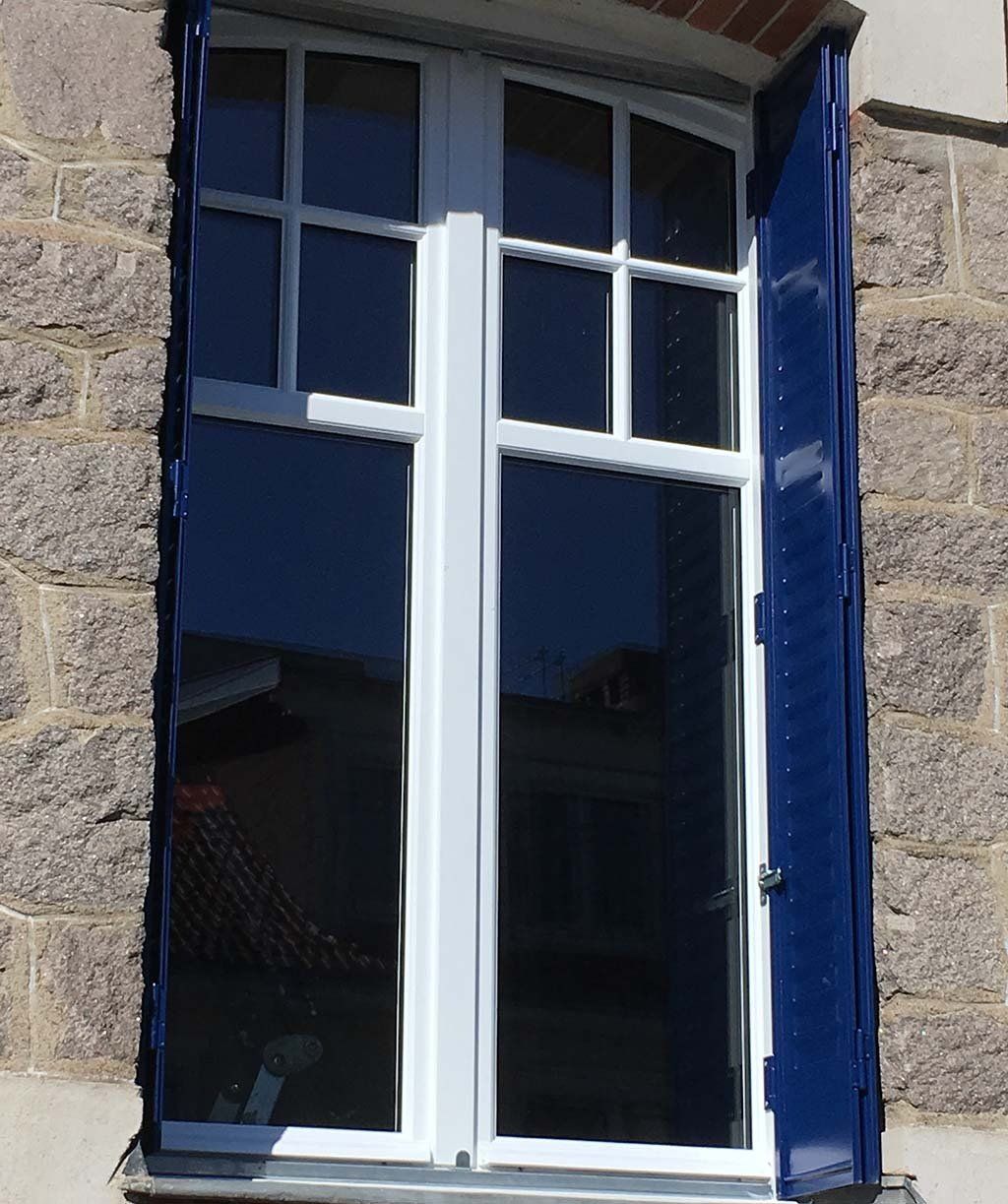 Fenêtre au volet bleu