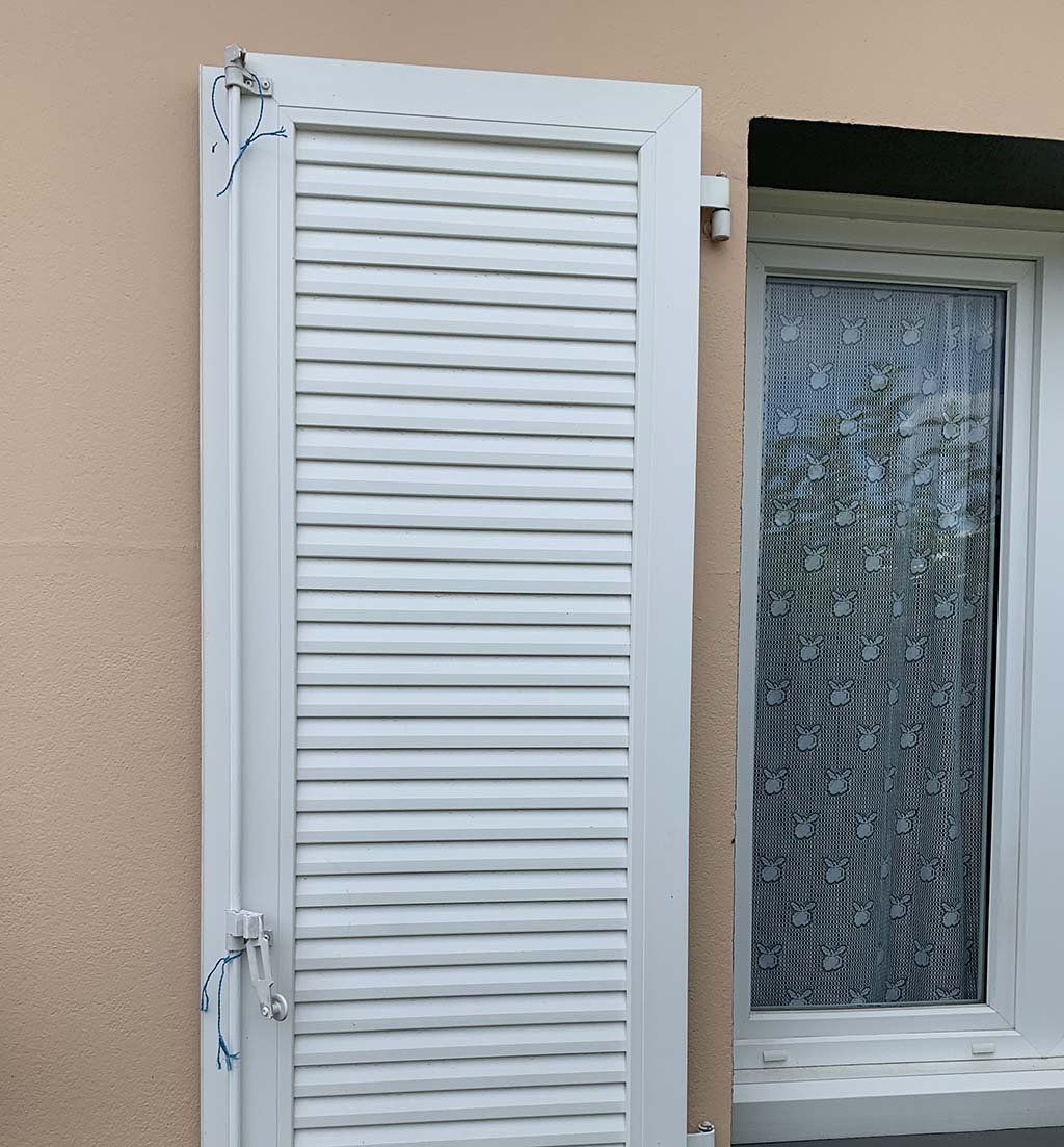 Fenêtre 3 avec volet persienne blanche