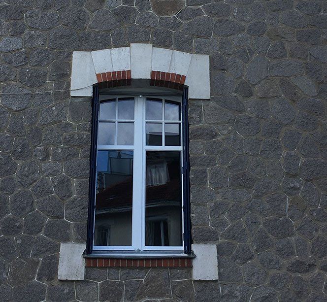Fenêtre arrondie mur en pierre