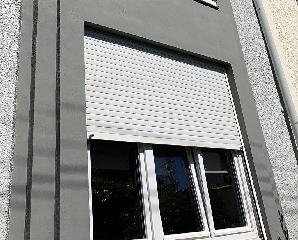 Fenêtre store blanc semi-ouvert