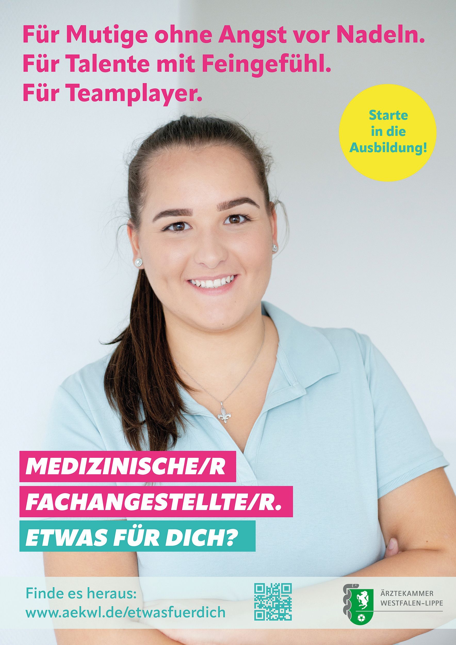 Lächelnde Frau in hellblauem Hemd, Text wirbt für Stellen als Arzthelferin. Fettdruck: „Ist etwas für Sie dabei?“