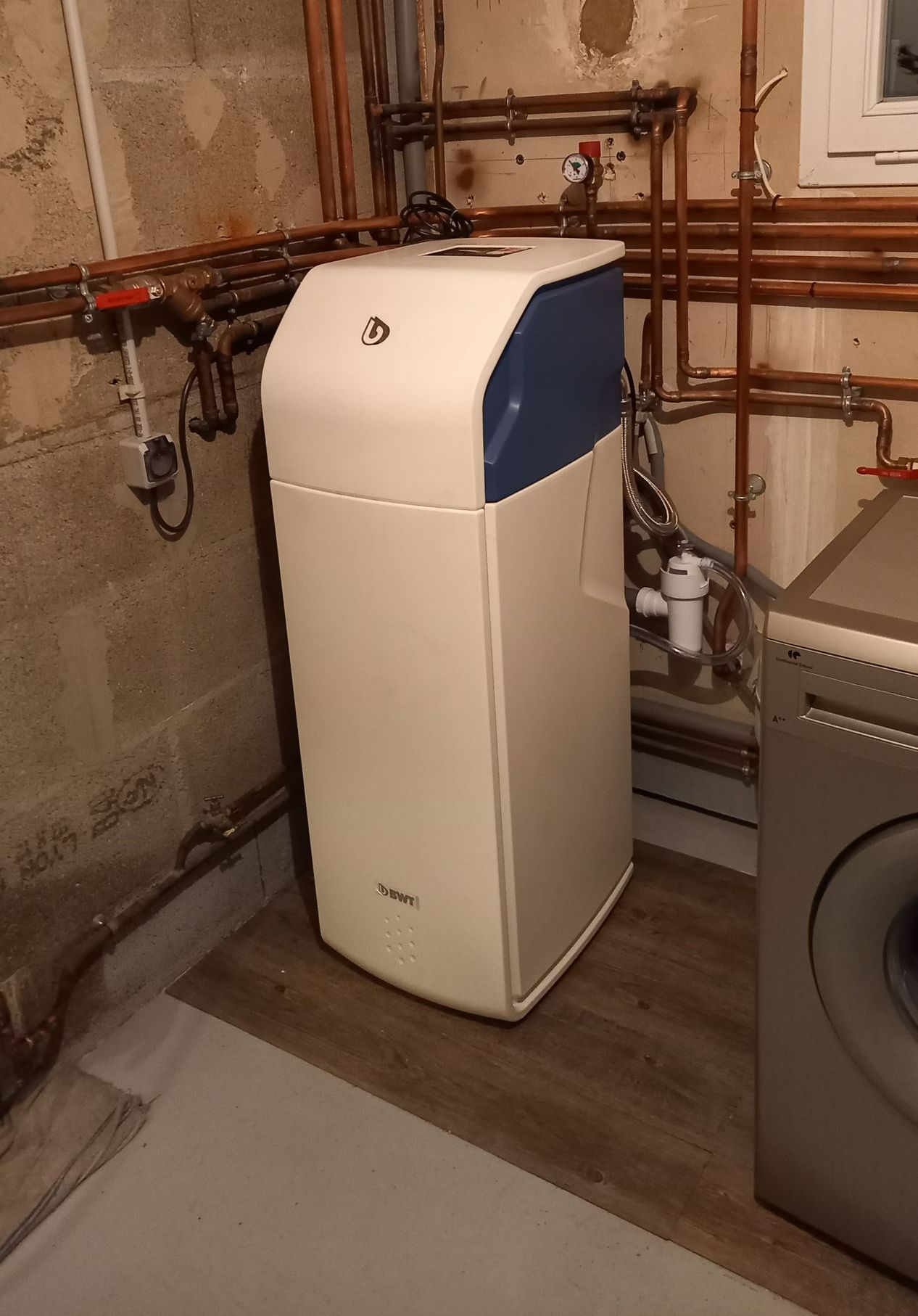 Adoucisseur d'eau installé dans un garage