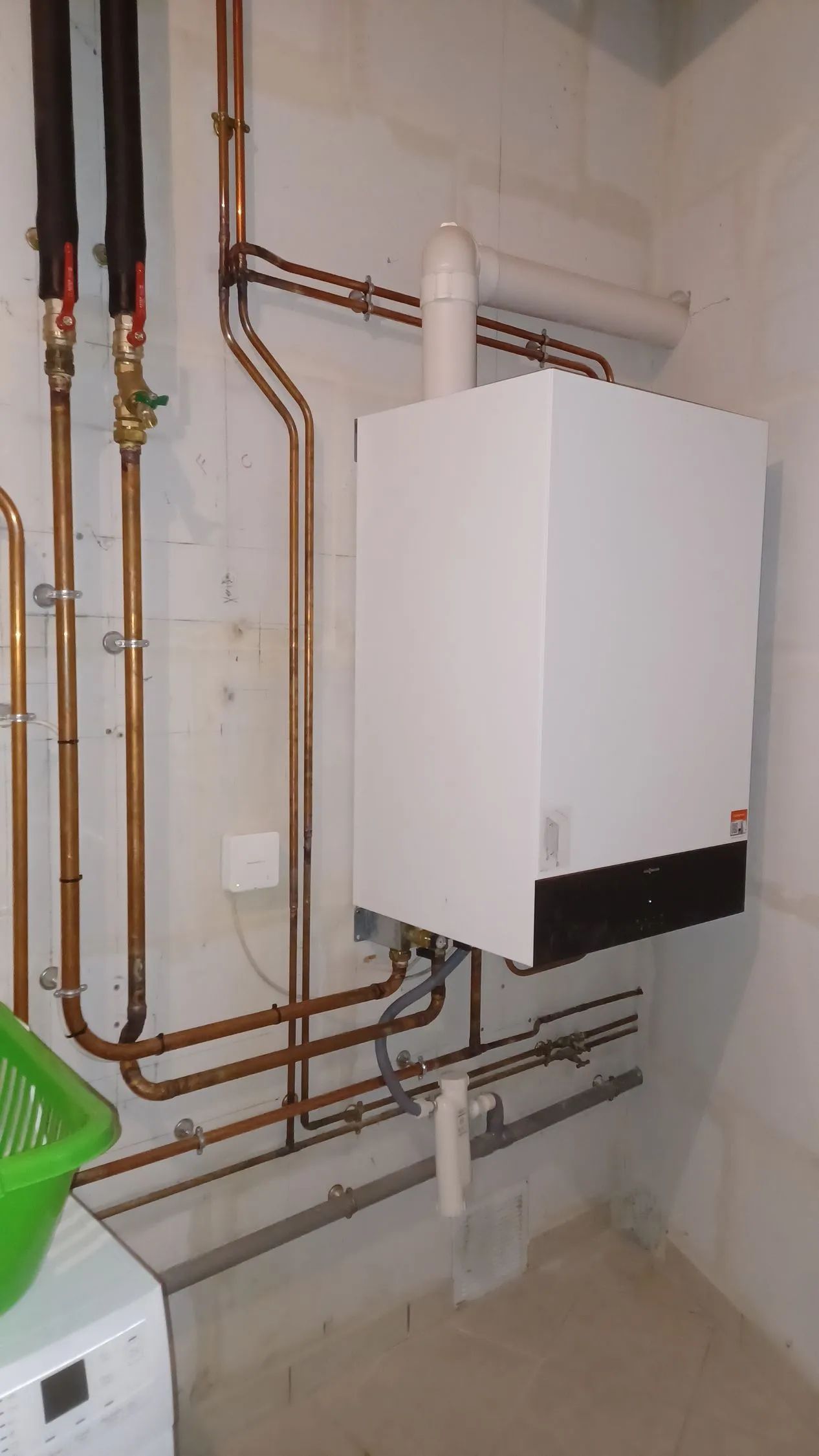 Chaudière à gaz dans le coin d'un garage