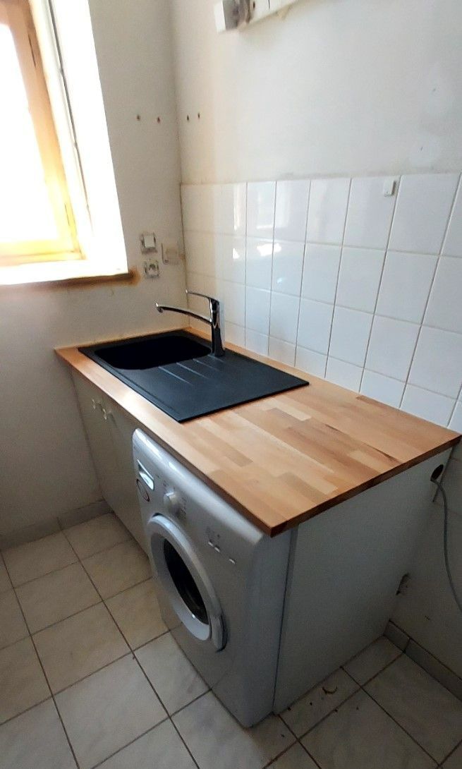 Évier dans une buanderie