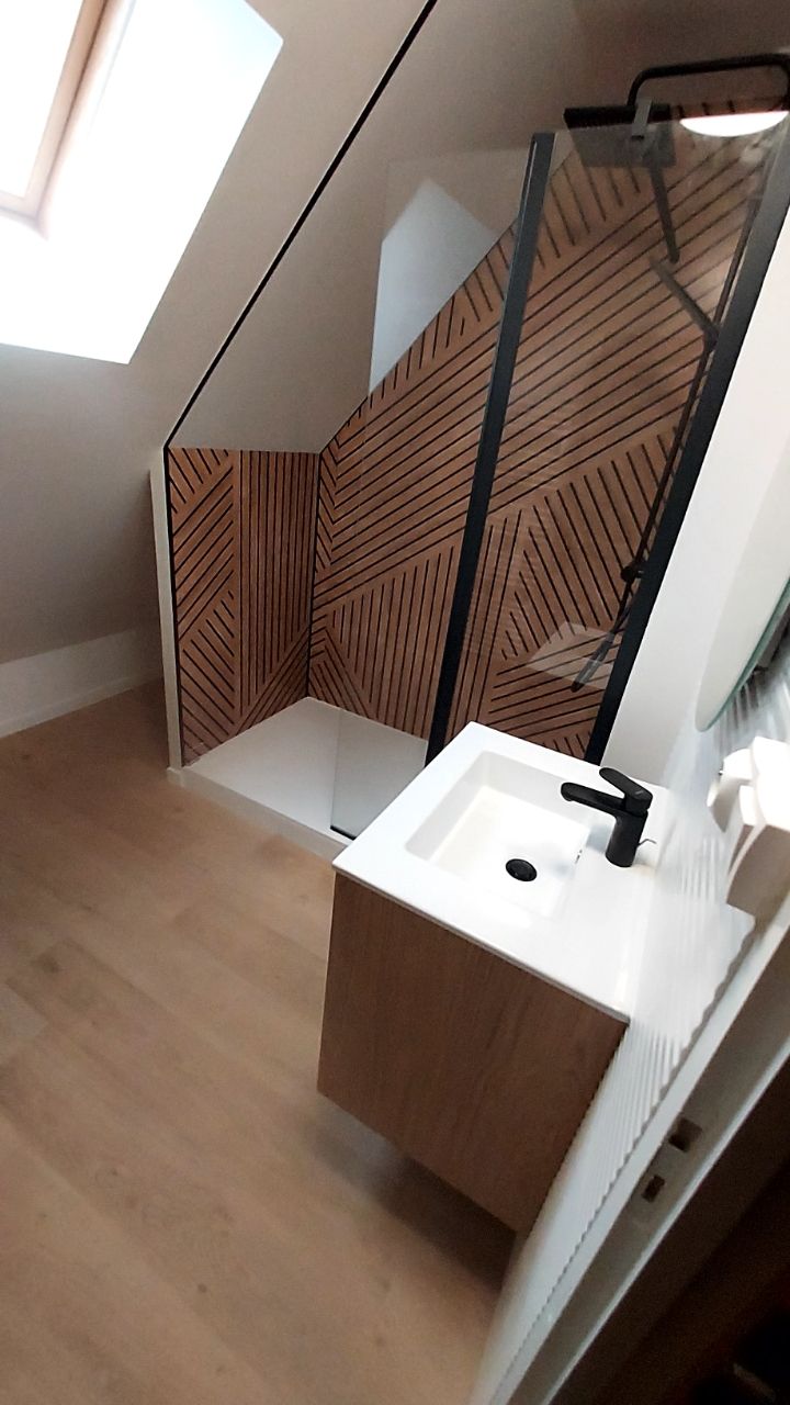 Lavabo et cabine de douche avec panneaux en bois