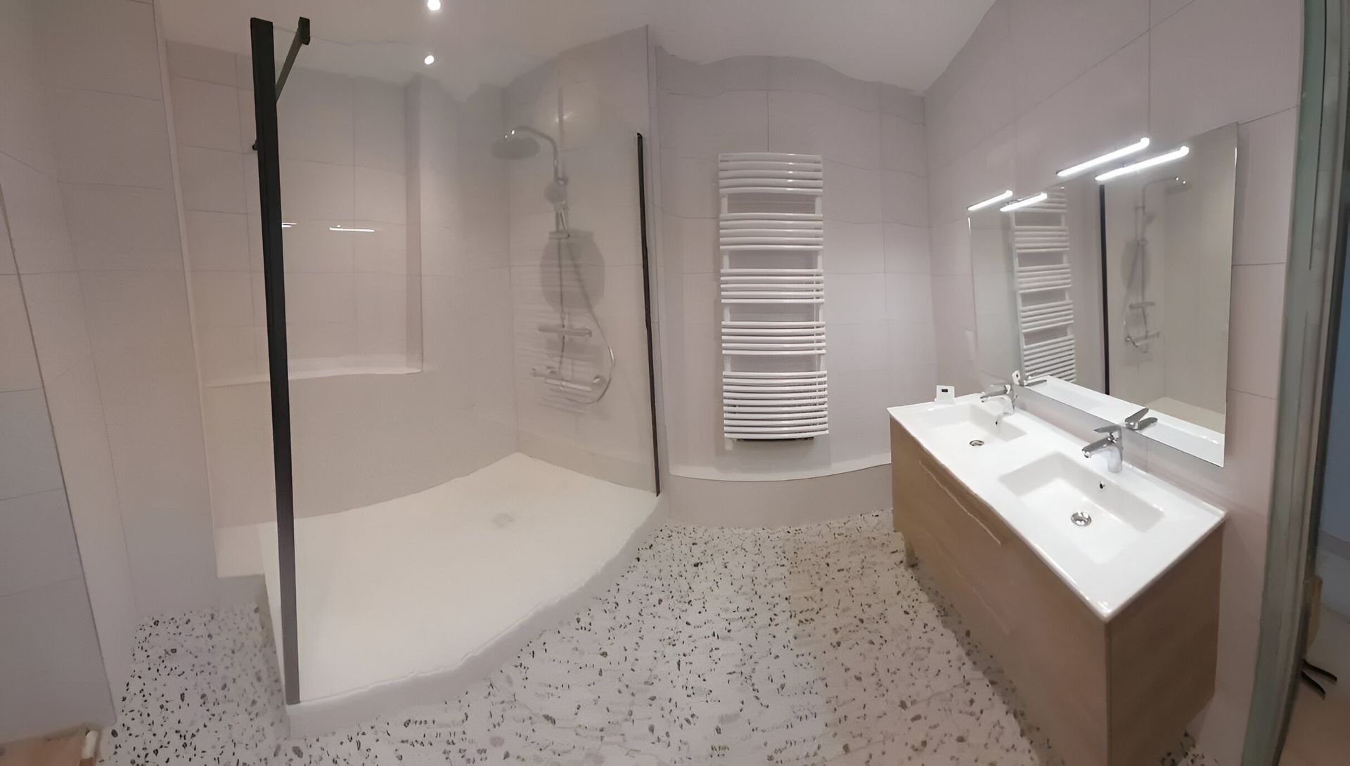 Vue panoramique d'une salle de bains