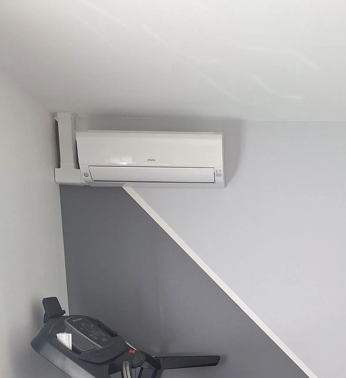 Climatiseur fixé au coin d'un mur