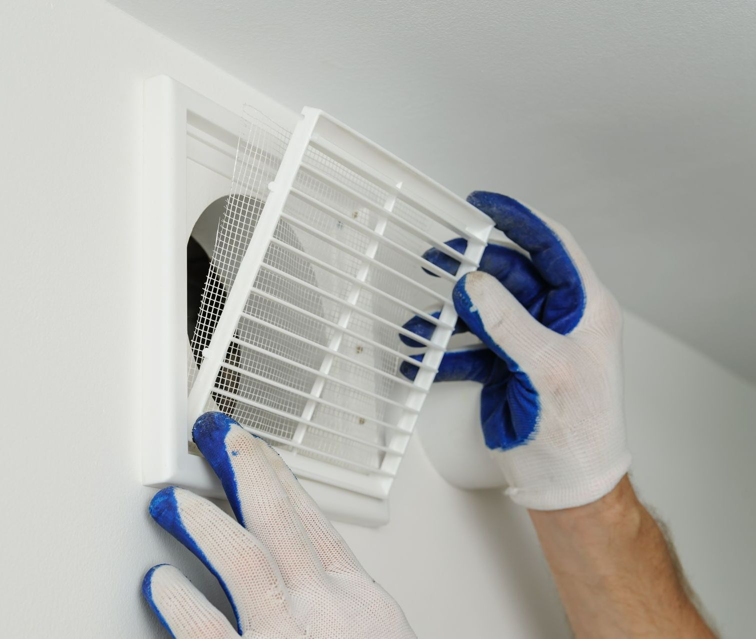 Installation d'une grille sur un conduit de VMC