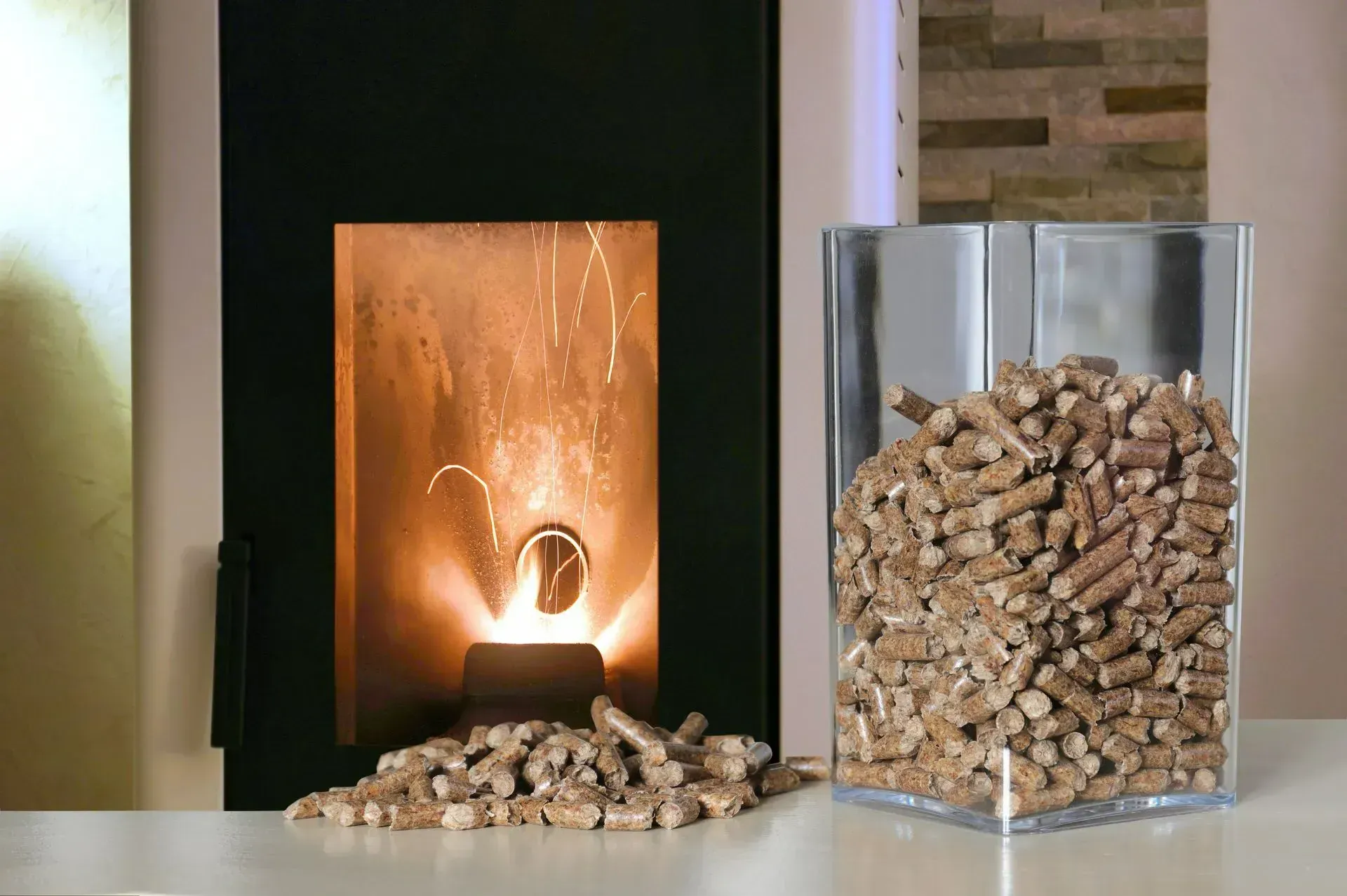 Poêle à granulés en marche avec vase remplis de pellets