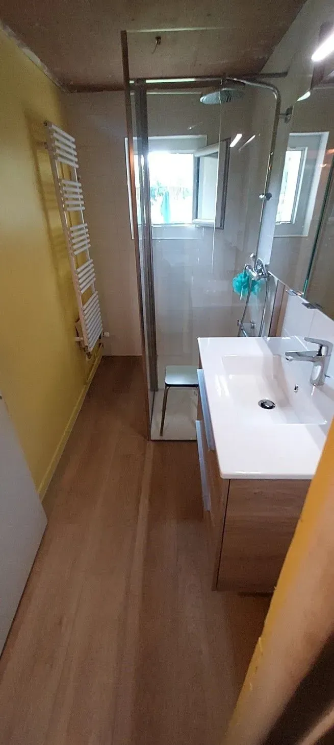 Salle de bains moderne verte vue de profil