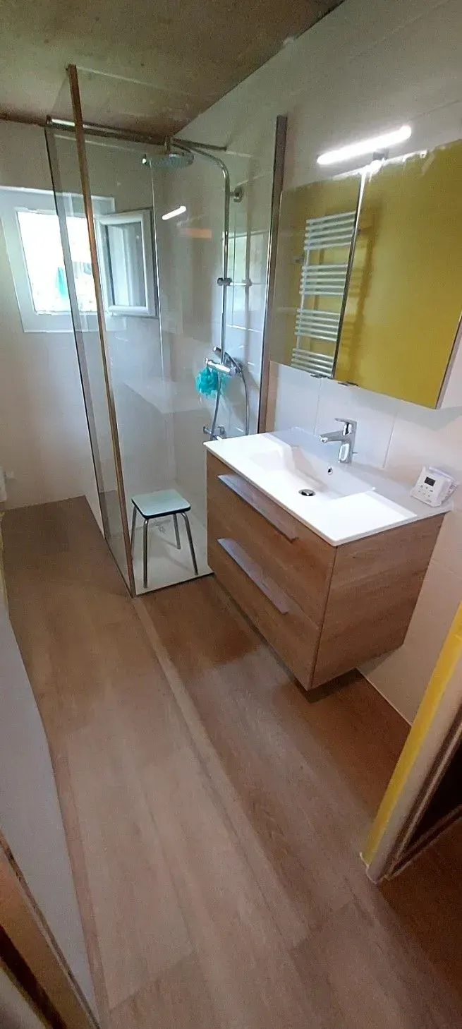 Salle de bains moderne verte