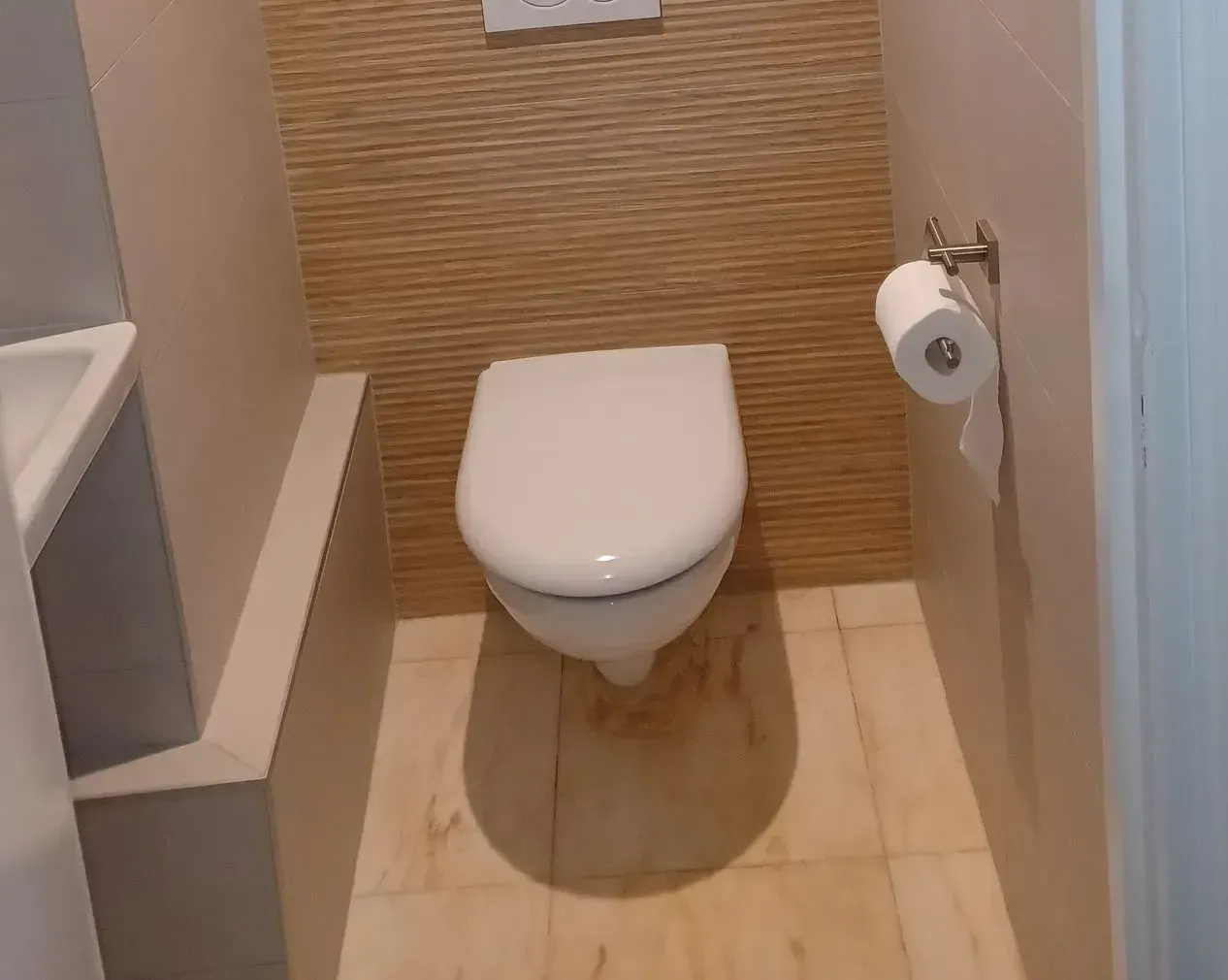 WC suspendus d'une salle de bains