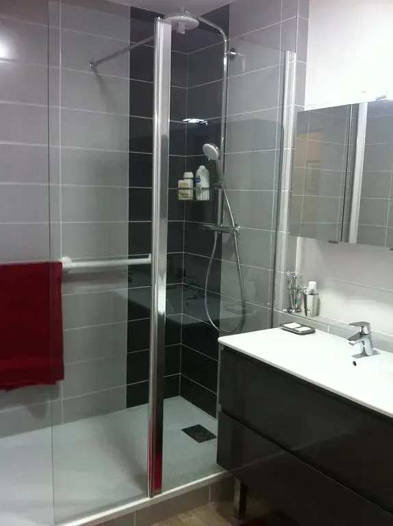 Lavabo et douche pour les PMR