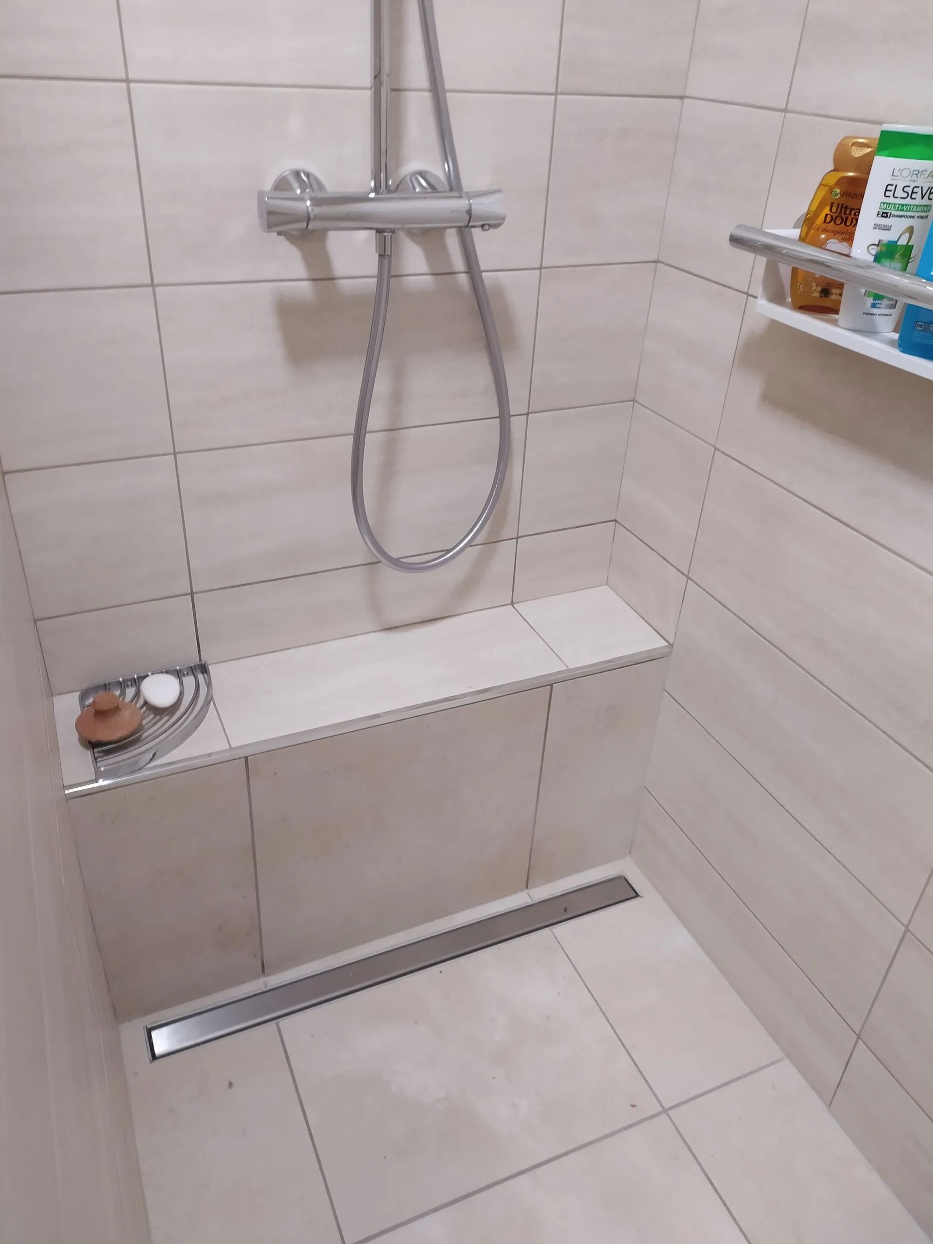 Douche avec carrelage mural