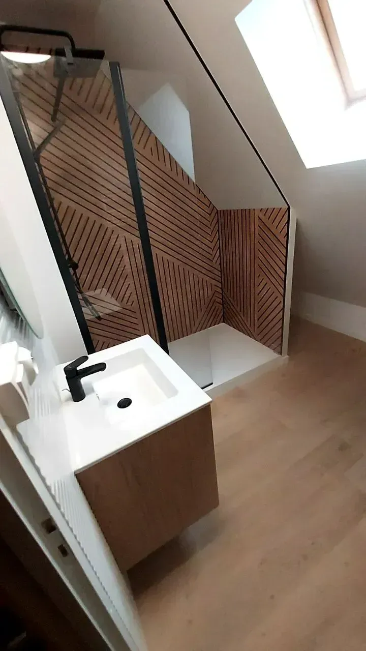 Salle de bains sous des combles aménagés