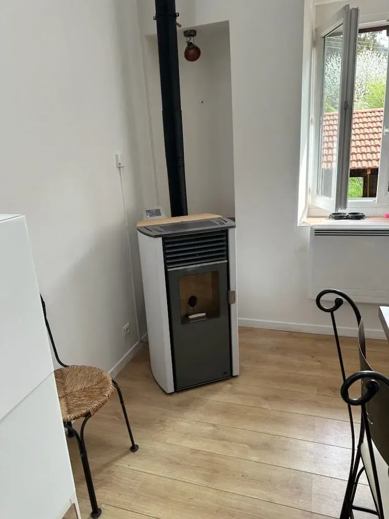 Poêle à bois dans le coin d'une pièce