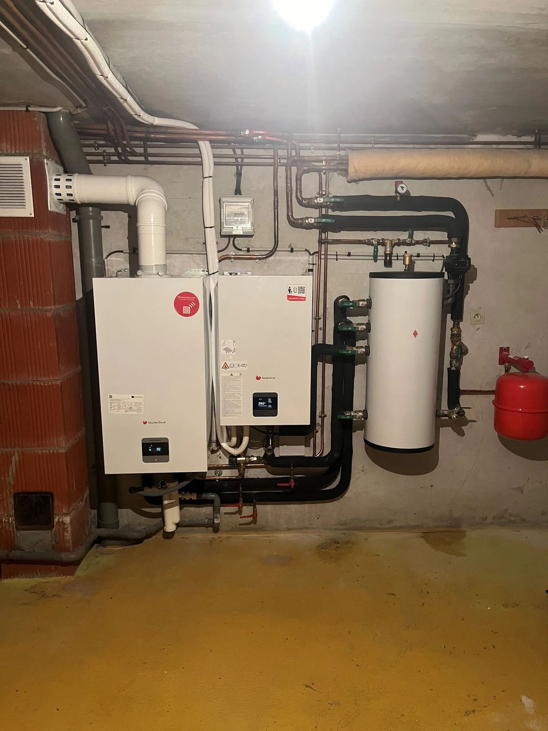 Installation pour pompe à chaleur hybride dans un garage