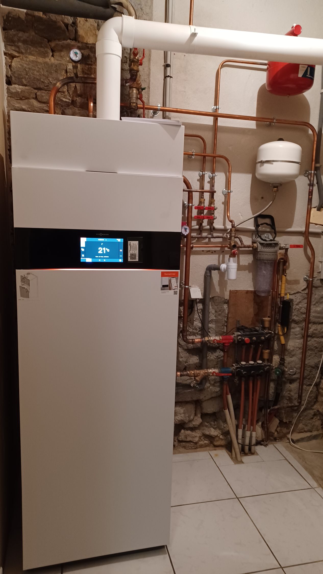 Chaudière à gaz blanche posée au sol